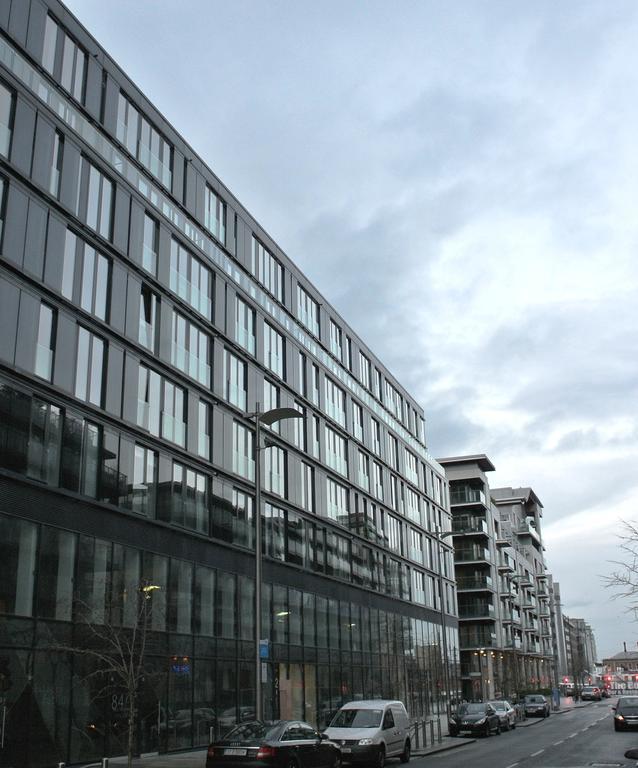 Your Base Dublin - Grand Canal Square ภายนอก รูปภาพ