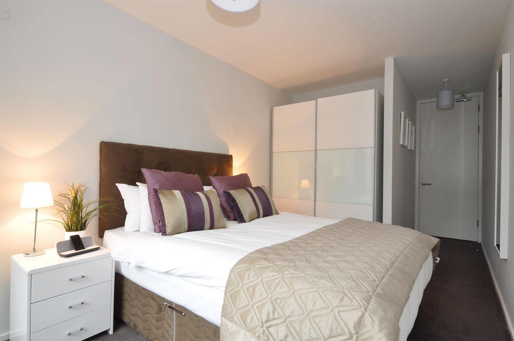 Your Base Dublin - Grand Canal Square ภายนอก รูปภาพ