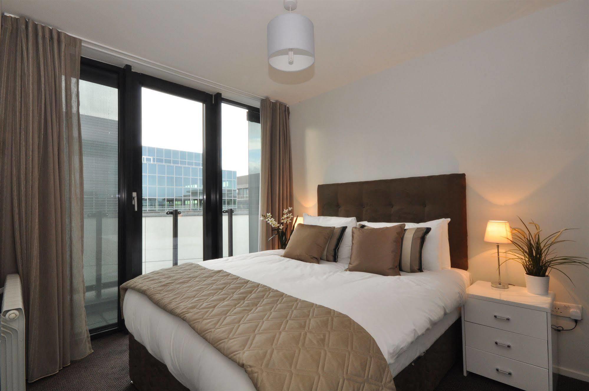 Your Base Dublin - Grand Canal Square ภายนอก รูปภาพ